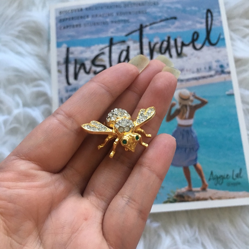 Bee Pin 🐝 - Picture 2 of 3